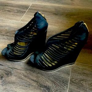 Steve Madden size 8, black wedges